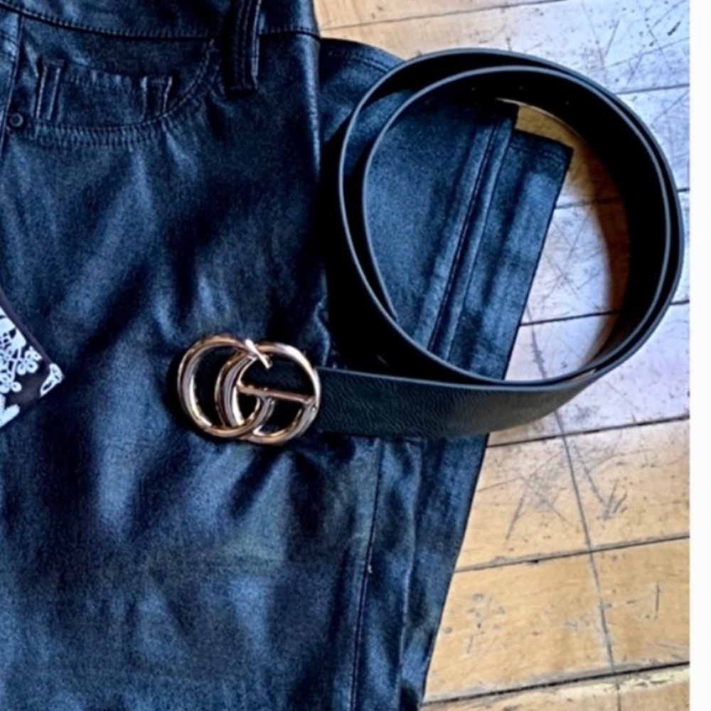 ✨RESTOCKED ✨Black vegan gold belt - Picture 2 of 3